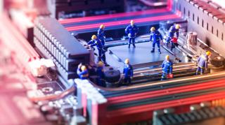 Figurines sur une carte mère qui effectuent la maintenance