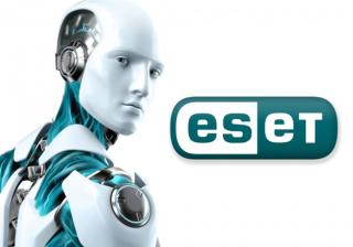 Robot android ESET de profil avec la tête tournée vers l&rsquo;écran à gauche du logo de l'entreprise