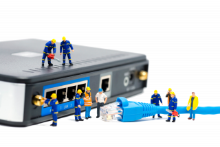 Groupe de figurines d&rsquo;ouvriers qui travaillent sur une Box pour la mettre en réseau
