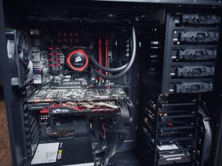 Tour PC ouverte avec vue sur du matériel de marque Corsair