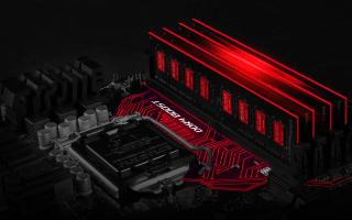 Gros plan sur une carte mère avec CPU, RAM et circuits rouges