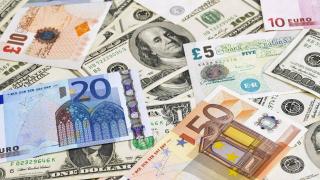 Plusieurs billets de différentes monnaies: euros, livre sterling et dollars de plusieurs valeurs